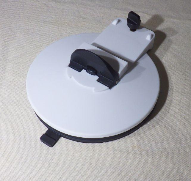 吸盤で机の上などに貼り付けることも出来る