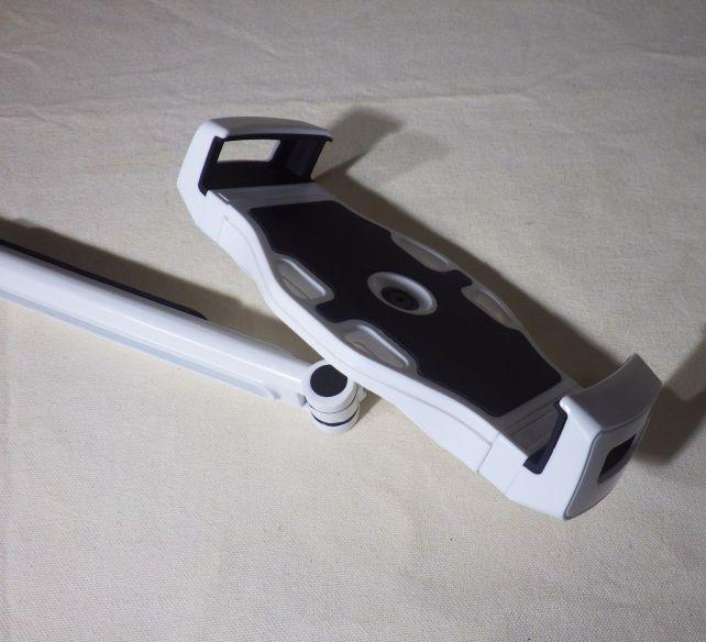 タブレットなどを挟む側は、コの字の部分を広げて挟む