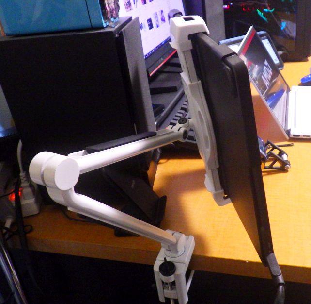 低く構えると後ろに相当アームが飛び出す