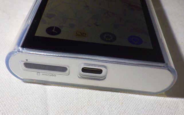 microSDカードスロット部分は開口していないが、スジはあるので切り取ることは可能