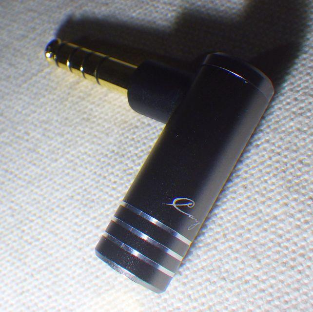 筆記体の「Cayin」のロゴ入り