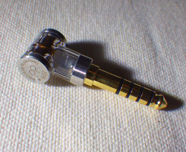 ステンレスエンドに社名などの掘り込みがあって、安っぽい感じではない