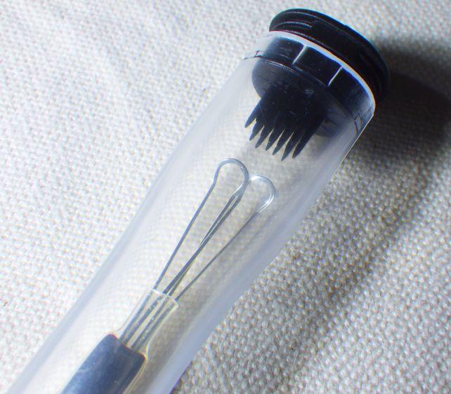 このキャップ裏の剣山のようなプラの突起がループを保護する