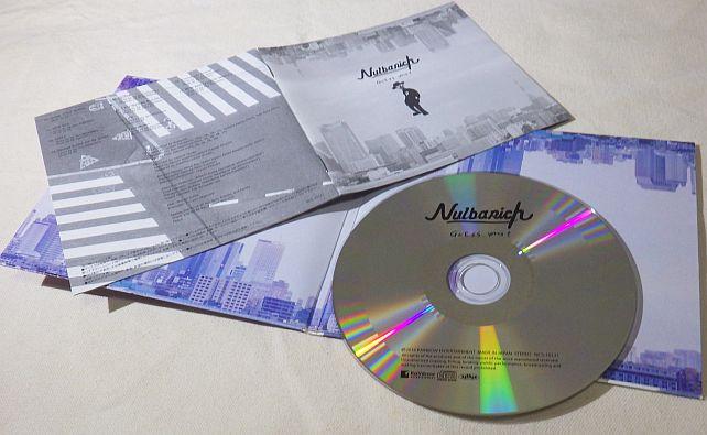 彼らには限定盤が多いが、この1stアルバムには限定はない(はず)