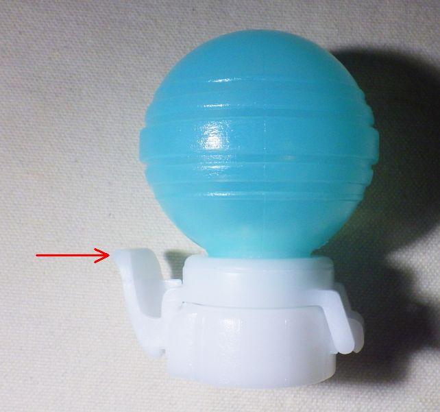 キャップの代わりにねじ込んで、玉を何度か押して加圧。開けるときには矢印部分を押す。