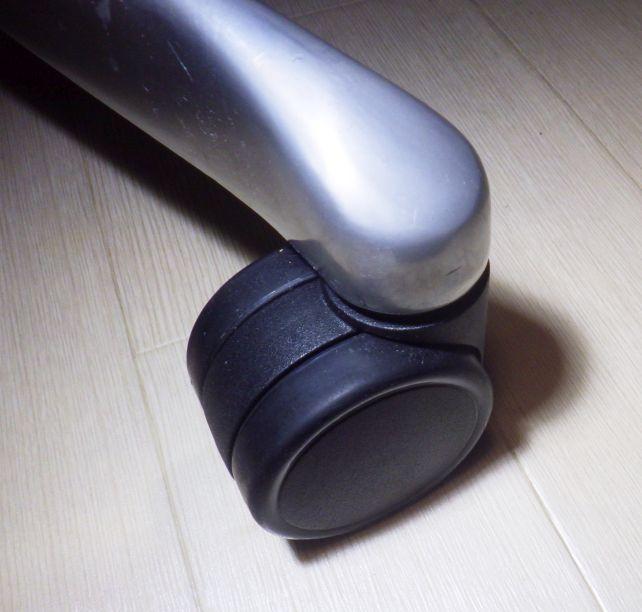 純正キャスターはよくあるタイプの形