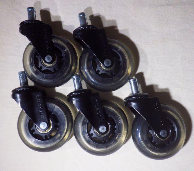 キャスターは5個ひと組(純正とは「高さ」が違うので、全交換が必要)