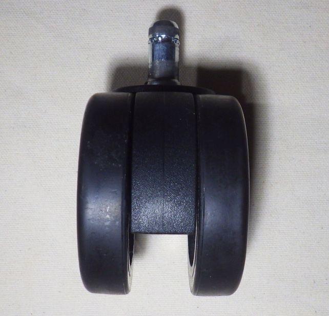 純正は二重タイヤで接地面が平らなので、均等に圧力がかかるが...