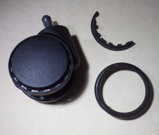 ひとつが割れてしまった純正キャスター