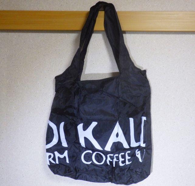 「KALDI」マークは途中で切れるように「模様的に」入っているので、イヤミがない。