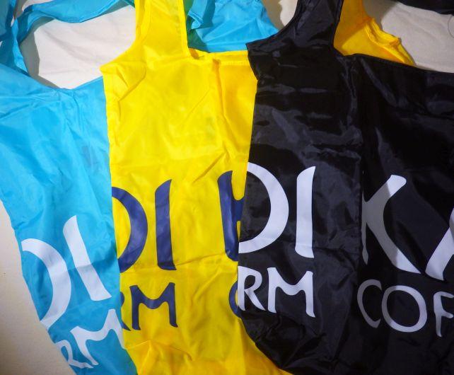 こうして比べるとロゴの「ズレ方」は全て同じなので、あえて図形的に「ズラしている」