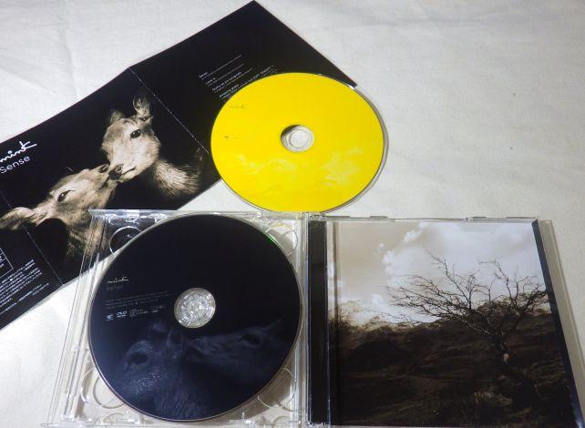 両ディスクにもジャケと同じ写真が刷られているのだが、見づらい