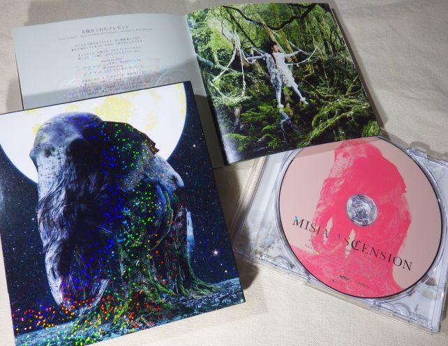 初回盤はキラキラスリーブケース入り。歌詞カードはミニ写真集。