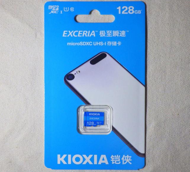 フルサイズSDカードアダプターやケース付きのパッケージもあるが、本品はカード本体のみ。