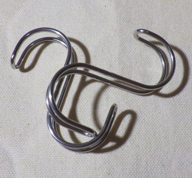 二重になっている針金はしっかりとした幅がある