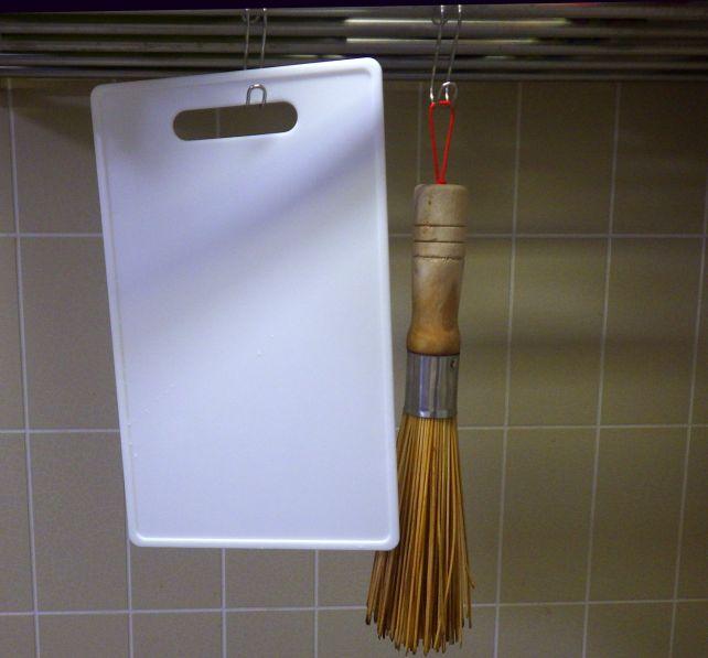 若干中心からずれて掛けても、まな板の重さでフックがずれることもない