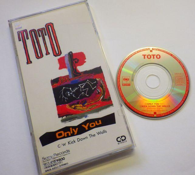 海外では本作は12cmMaxiで発売されたが、国内盤は8cmシングルCD