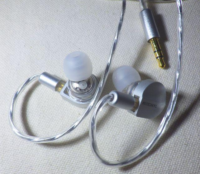 サンドブラスト処理のような表面処理のアルミのフェイスプレートとドライバーが見える東名ハウジングの対比は面白い