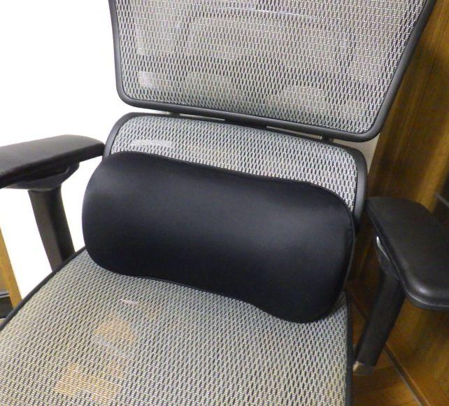 置いただけだと、この位置だが、むしろ背もたれが離れてしまって具合が悪い