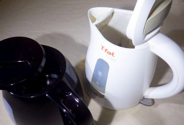 「蓋」が片手で開けられるが倒れれば漏れる旧型と、開け閉めがめんどいが密閉されている新型