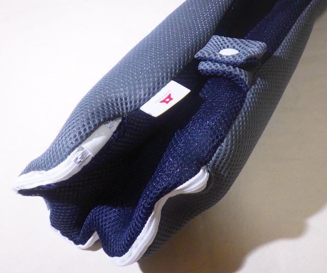 こういう向きに「丸める」事が出来る。ホックもそれに合わせた向きについている。