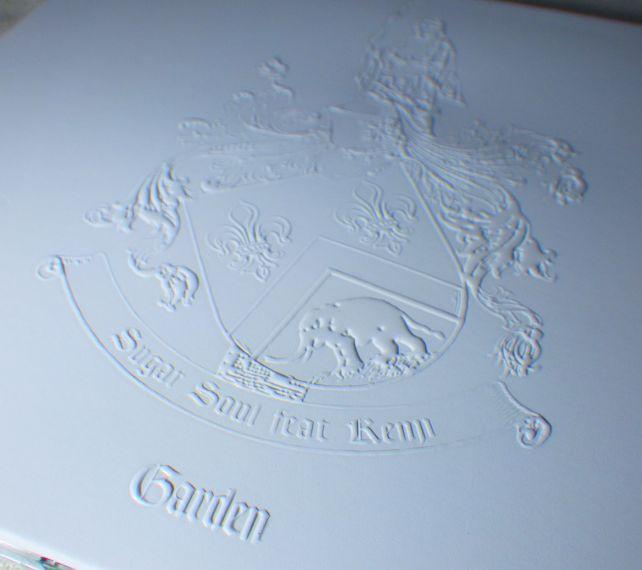 ちな、このジャケットは「押し加工」で白一色ののっぺらぼうではない