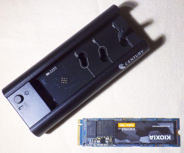 大きさ的にはこんなモンで、ケースよりチョイ大きめ