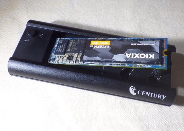 適応するサイズの部分にゴムピンをつけた後、SSDを差し込んで...