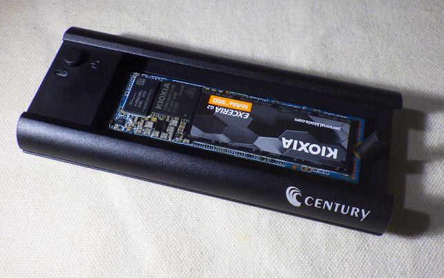 SSDを水平に倒して、ゴムを戻して固定。