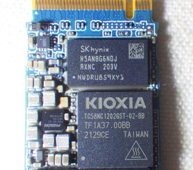 のキャッシュメモリとKIOXIA刻印のコントローラー