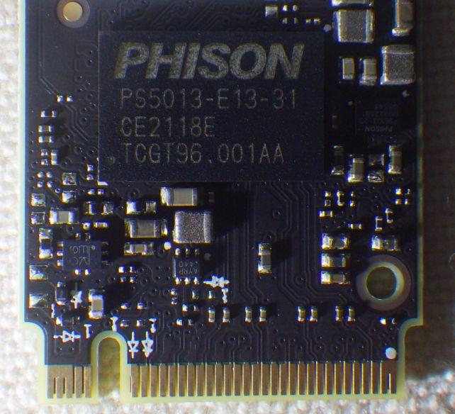ラベル持ち上げて確認すると、コントローラーはPHISONのPS5013-E13