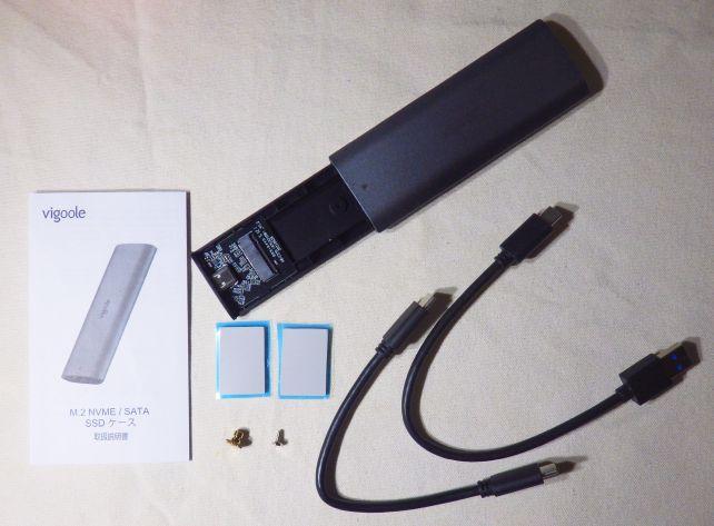 サーマルパッドがついているのが、高発熱のものが多いM.2 SSD用という感じ