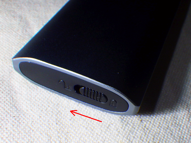 SSDを取り付けるときはUSBポートの逆側にある、ロックをスライド