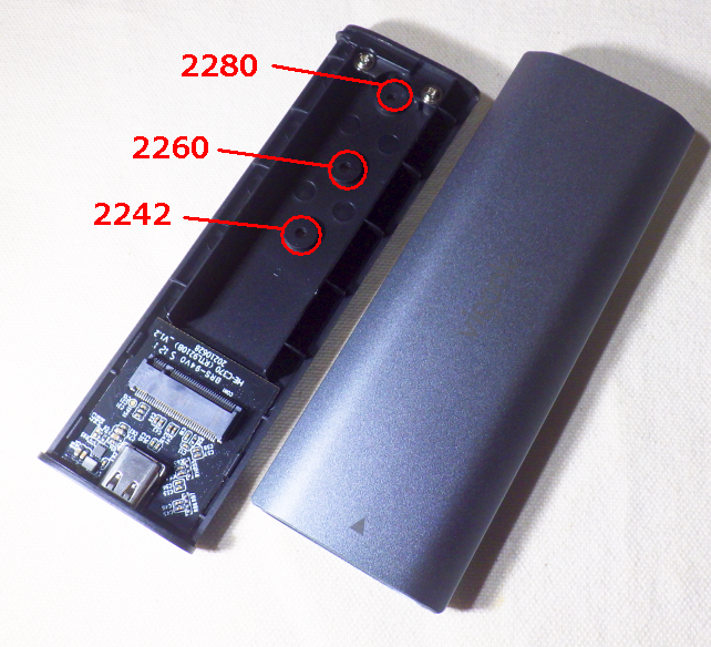 SSDの大きさに合わせて「ボルト」を下から入れる