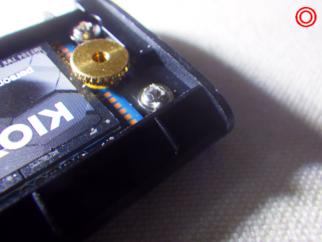 正しく留めるとナットは頭しか見えない