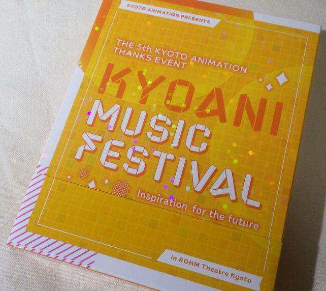 一見シンプルなようでいて、ラメとか入って意外にゴージャス