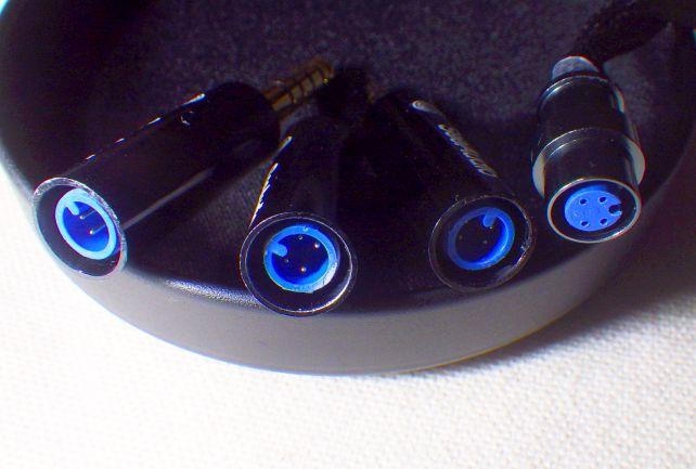 差し込みはネジ式などではなくスポッと抜き差し