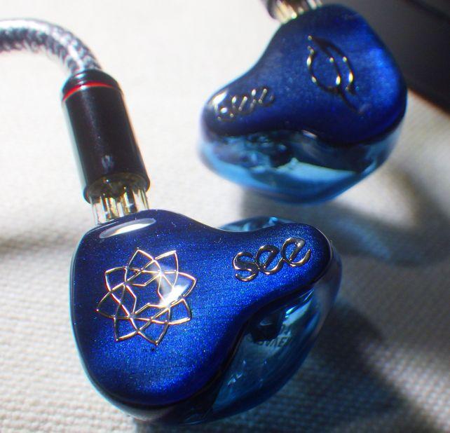 オリジナルに比べて下側(「see」がある側)が細く絞られている