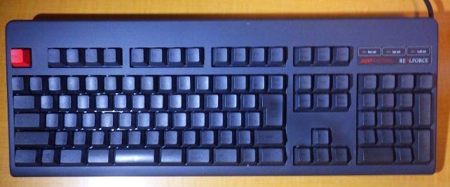 遠目汚れが目立たないが、キーによっては結構テカテカ