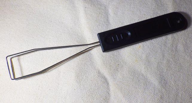 成形されたワイヤー2本に取っ手が付いた単純な構造