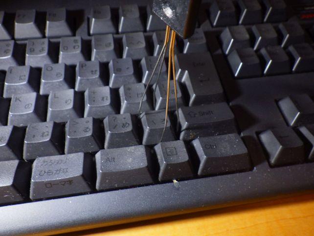 こういう感じで隙間からワイヤーを入れて、少し傾げて引っかけ....