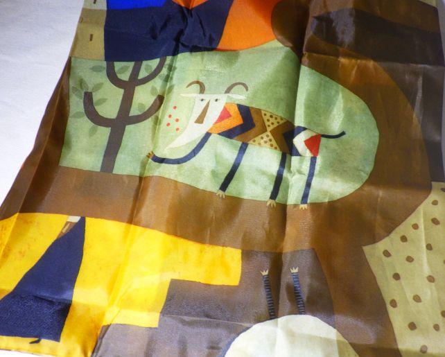 柄は多色使いなのだが、色使いがどぎつくない。