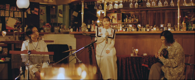 雰囲気があるアコースティックライヴが2曲収められる