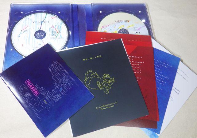 アルバムのバインダーに挟めるタイプの歌詞カードも付属