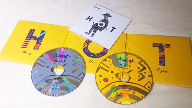 初回限定盤の黄色の方のCDには1stワンマンライヴツアー公演最終日の半分が収められている。