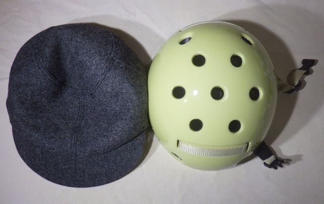 ヘルメットの「素」の色はレモン色とクリーム色の中間??