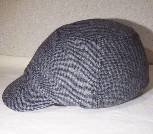 野球帽ほどピッタリしてなくて、だぼっとしている部分がある