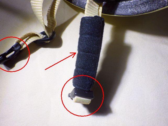 あごひもはパチンとはめるタイプ(矢印部は顎パッド)