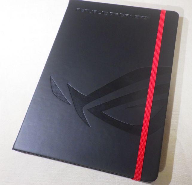 ROGマークと赤いラインの対比がセンス良い