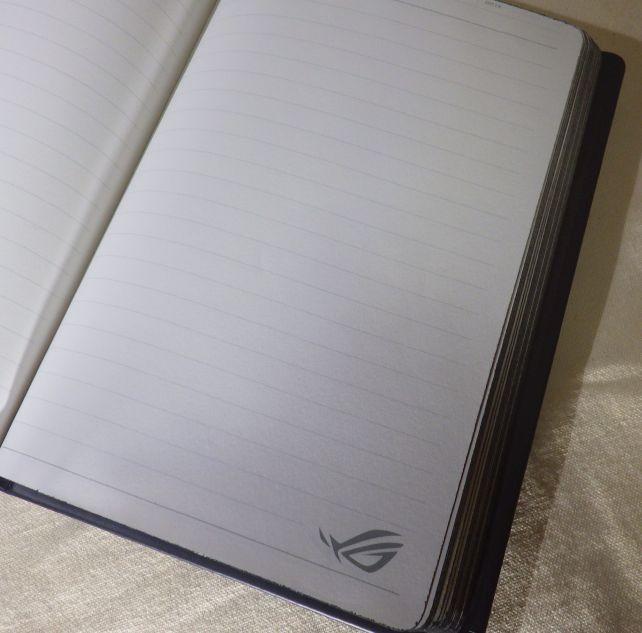 中は右下にROGマークがあるだけで余分なものはない使いやすいノート